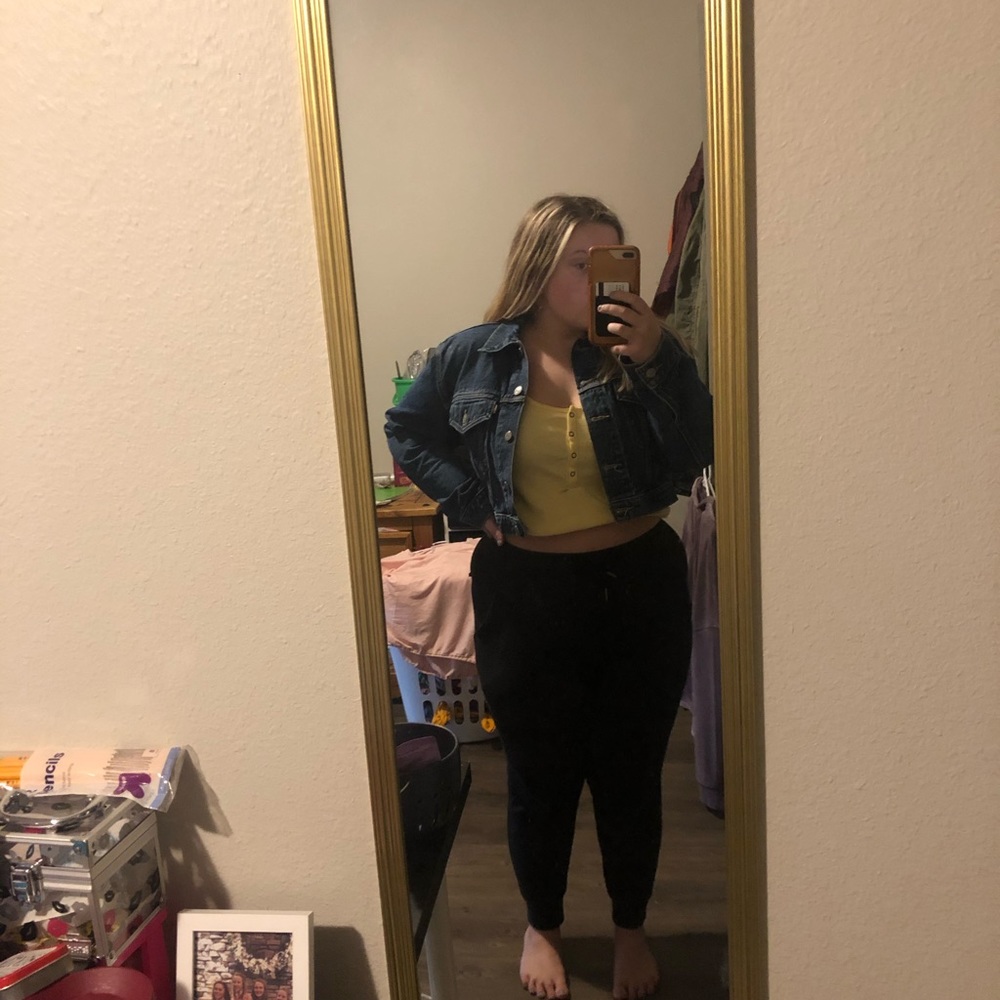 Levi’s Cropped Trucker Jacket